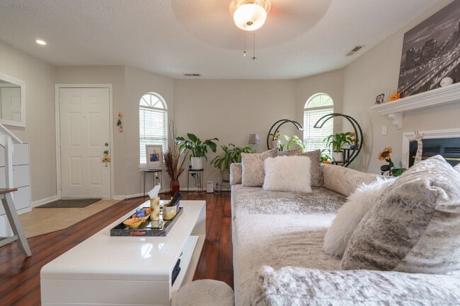 Building Photo - MOVE IN READY 2 Bedroom in the Heart of Vi...