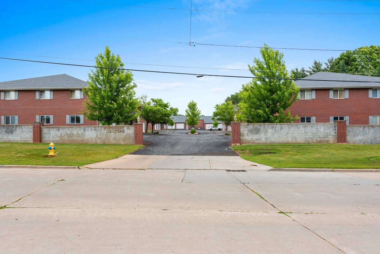 Frente exterior - Burgundy Chateau Senior Apartments