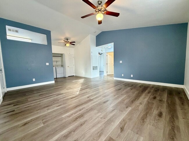 Building Photo - Light and Bright Henderson condo