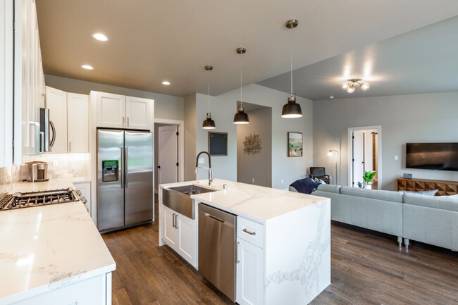 Foto del edificio - Fully Furnished New 5 Bed, 3 Bath Modern Home with over 3,241 Sq. Ft. on 2 Acres- MEAD SCHOOL DIS...