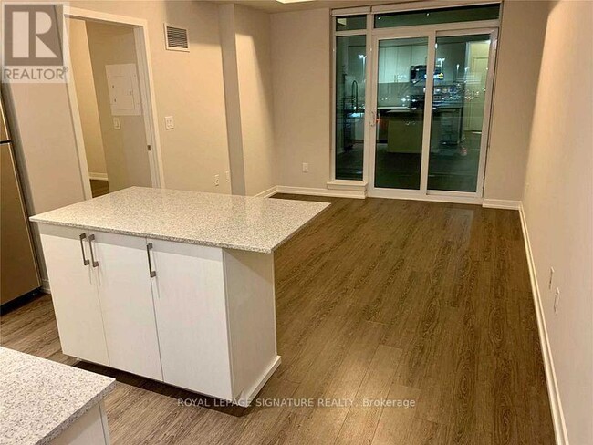 Photo du bâtiment - 2550 Eglinton Ave W