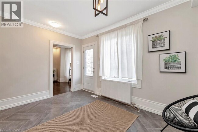 Building Photo - 232 Bay St N