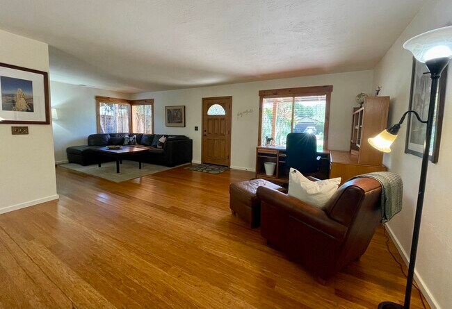 Planta diáfana con zona de trabajo - 13752 Woodgate Pl