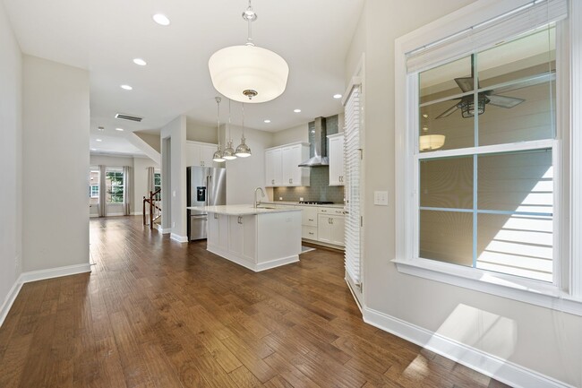 Building Photo - Gorgeous 3-Bedroom Townhome Near the Beltl...