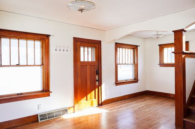 Building Photo - Vintage Farmhouse