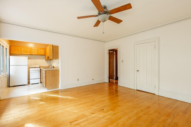 Building Photo - 2119 E Kenilworth Pl
