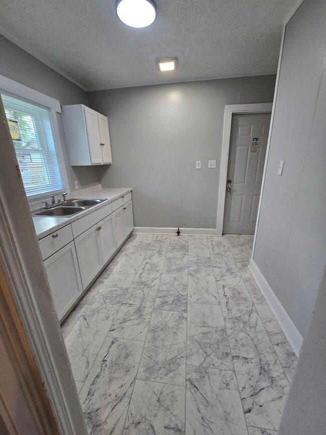 Foto del edificio - Spacious Two Bedroom Single Family Near 10th and Belmont Ave