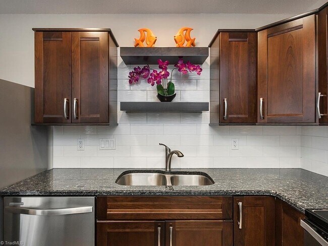 Foto del edificio - Immaculate Maintenance Free 3 bedroom/2.5 bath Townhouse in Rachel's Keep community off West Wend...