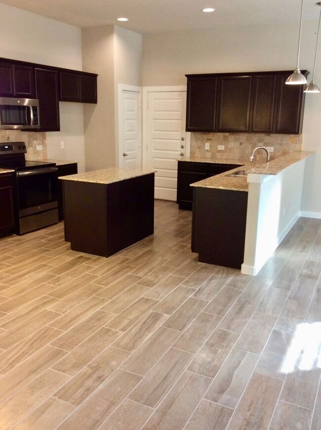 Building Photo - LUXURY TOWNHOME LOCATED IN PECAN PARK, BAS...