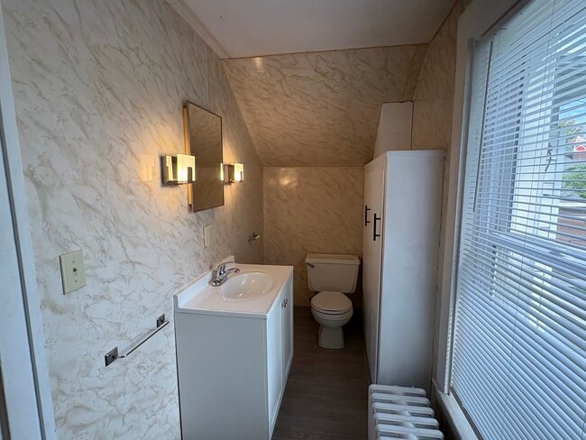 Building Photo - 315 E Davenport St