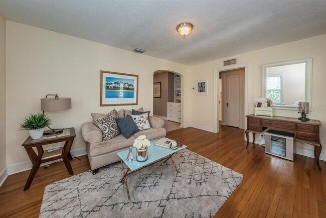 Building Photo - 1037 18th Ave N