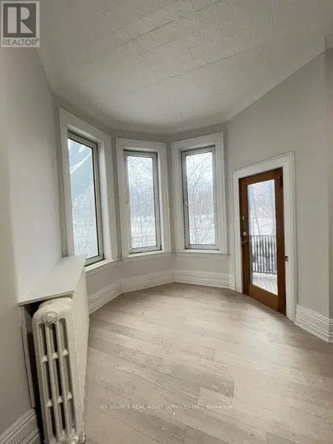 Building Photo - 2 Bellwoods Park