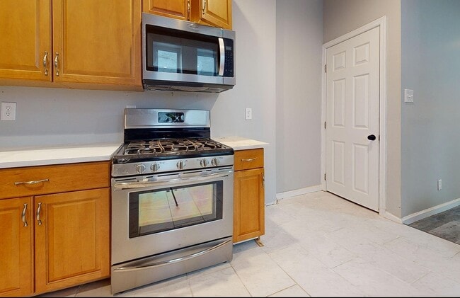 Building Photo - 929 N St Bernard St