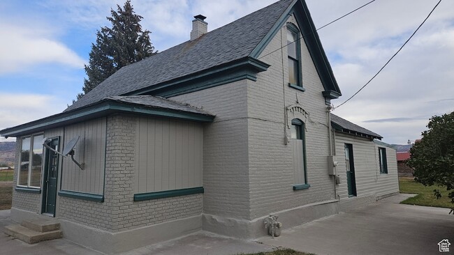 Building Photo - 305 E 155 S