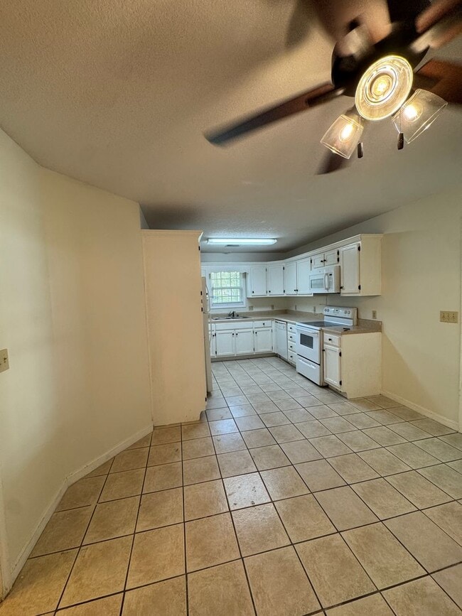 Building Photo - 3 Bed / 2 Bath Available Now!
