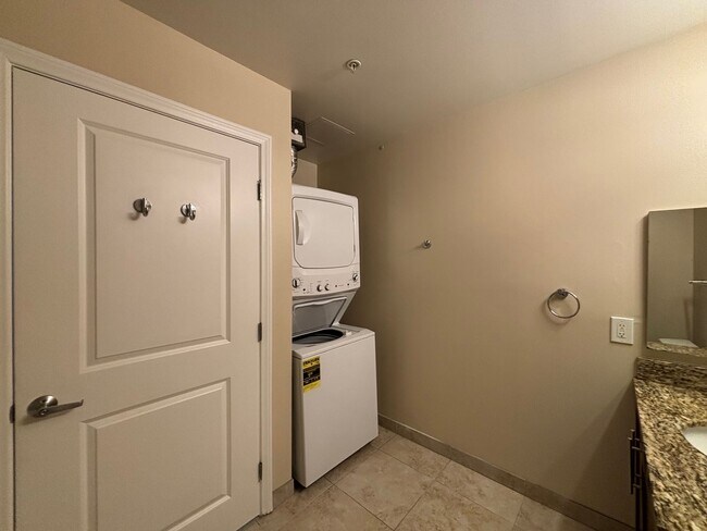 Foto del edificio - Modern 2 Bed Condo with Balcony Views in P...