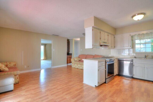 Foto del edificio - 3 bedroom / 2 bath ranch!