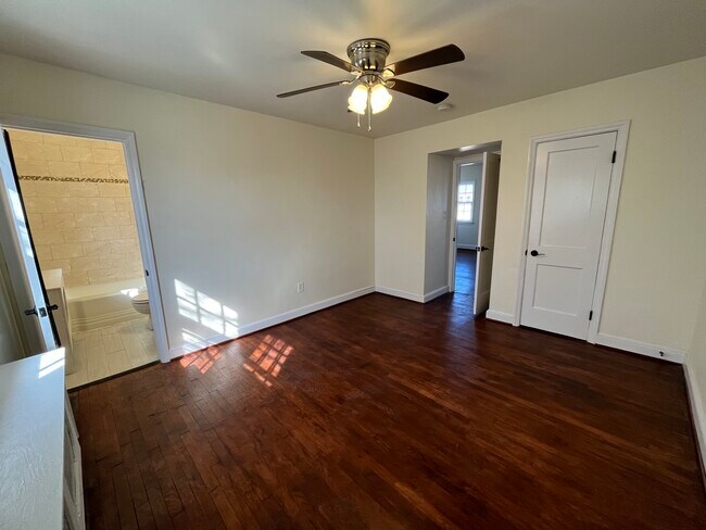 Building Photo - 2827 Clearview Ave