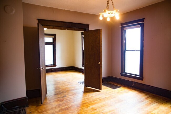 Building Photo - Only $2,500!! Huge 6 Bedroom SFH in Como A...