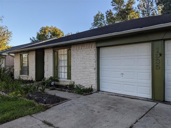 Building Photo - 1935 Pilgrims Point Dr