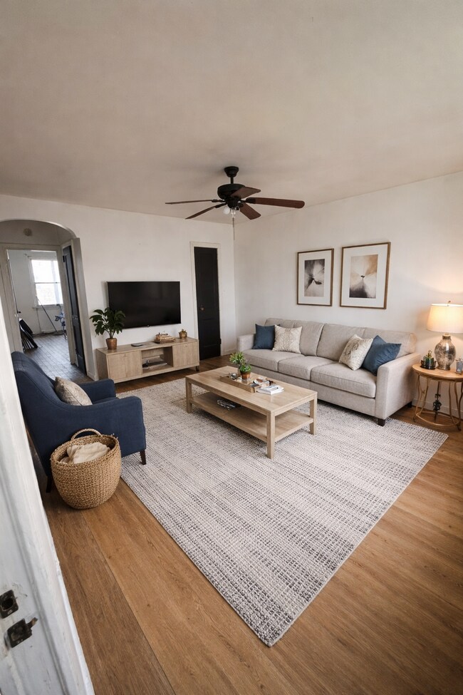 Los muebles de la sala de estar no están incluidos. - 6038 Baltimore Ave