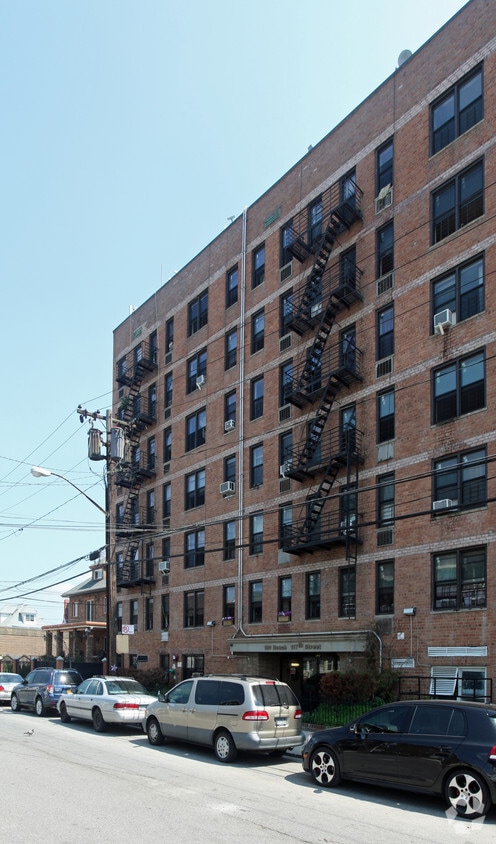 Building Photo - 180 Beach 117th St