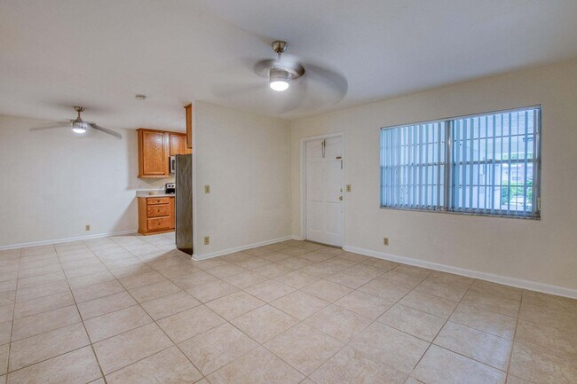 Building Photo - 301 S Lakeside Dr