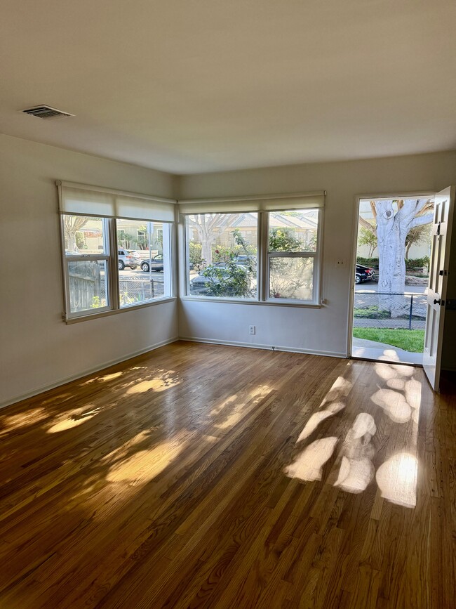 Sala de estar - 2401 Oak St