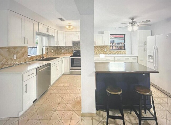 Foto del edificio - 3813 NE 16th Ter