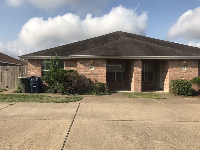 Building Photo - 3 br, 2 bath Duplex - 2316/2318 Pheasant 2318