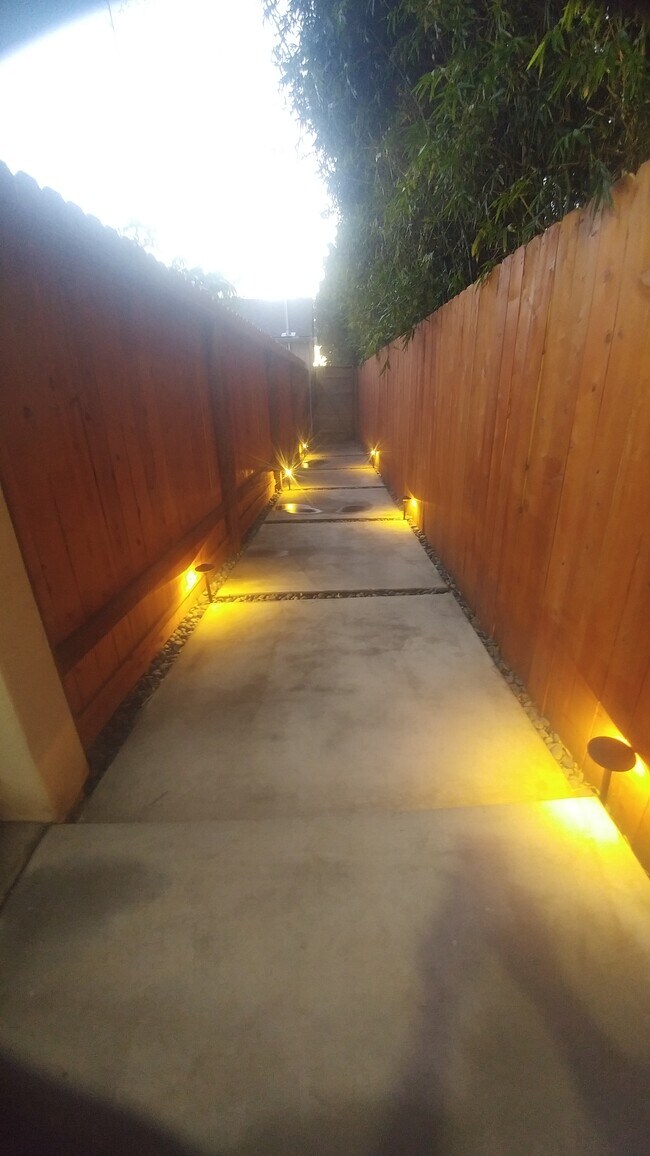 Private walkway to/from street - 4044 Alla Rd
