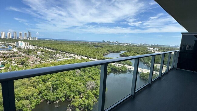 Foto del edificio - 16385 Biscayne Blvd