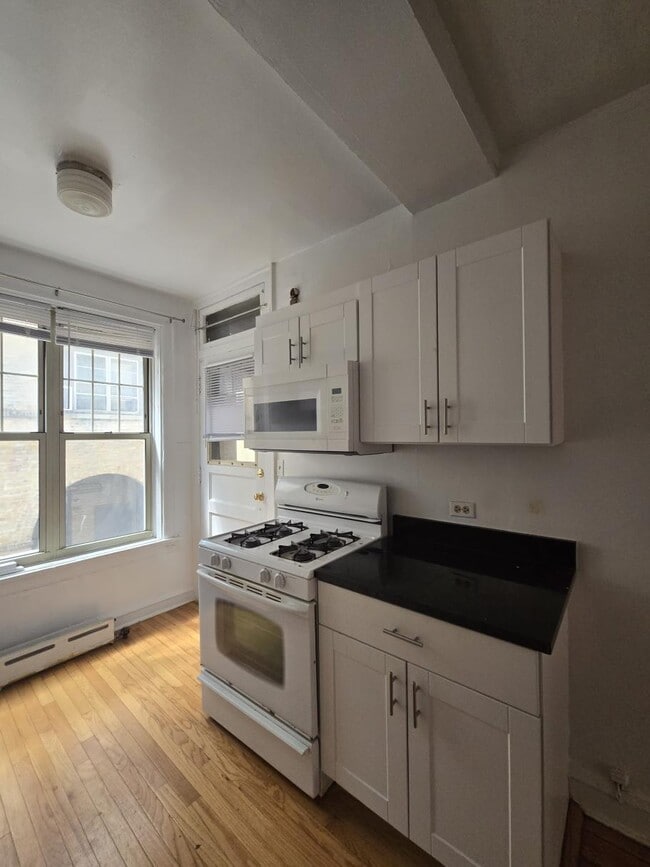 Building Photo - 907 Elmwood Ave
