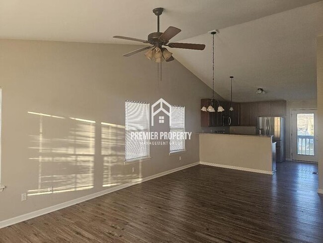 Building Photo - 326 Huntleigh - Available Now!