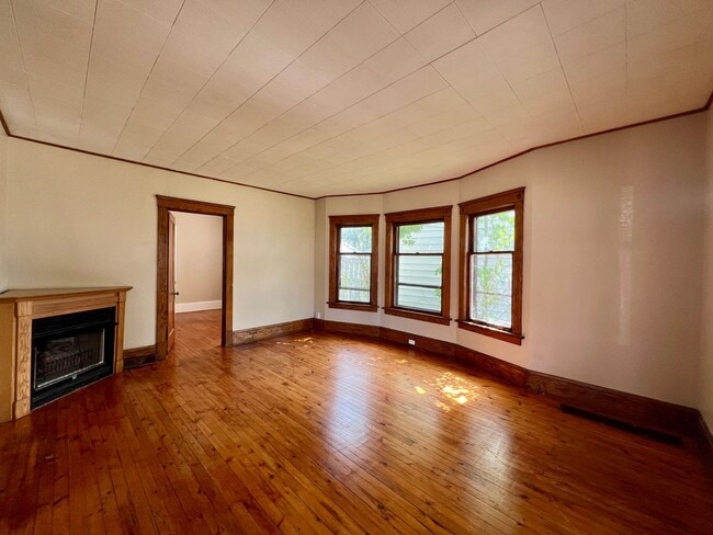 Building Photo - 4 Bedrooms 2 full Bath for rent