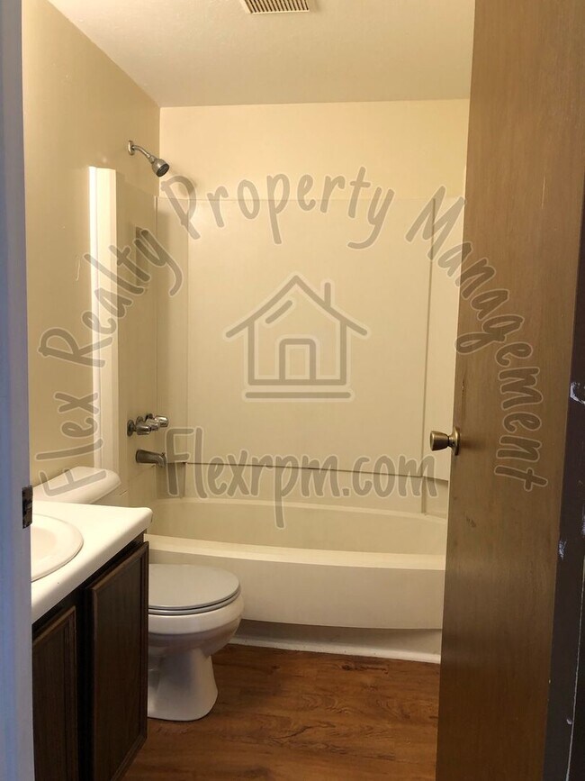 Foto del edificio - New on The Market....drive by today to take a look!!