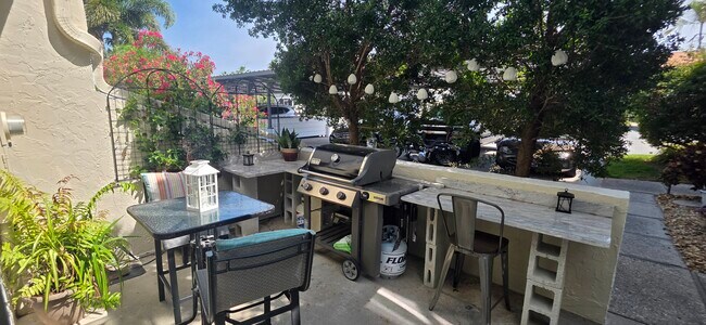 Foto del edificio - 8715 Cove Ct