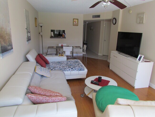 Foto del edificio - 5300 NE 24th Terrace