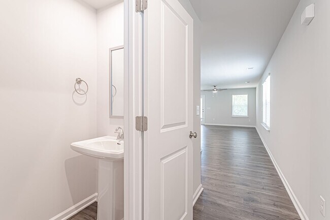 Building Photo - Beautiful Townhome in Greenville, Master o...