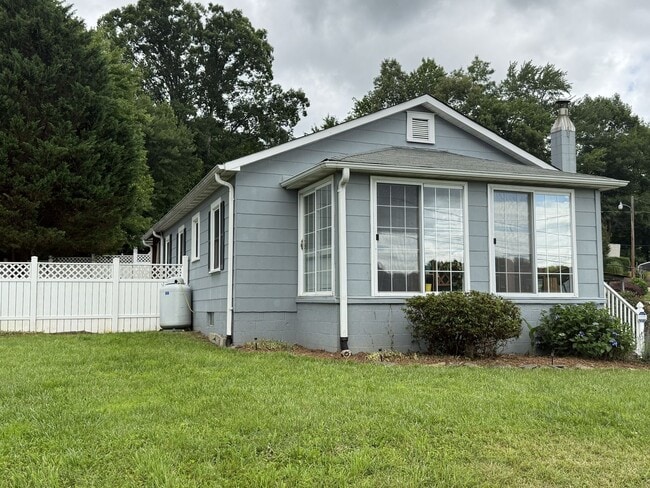 Building Photo - Adorable 2-Bedroom Cottage in Marion!