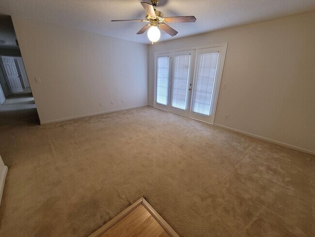 Foto del edificio - BEAUTIFUL SPACIOUS HOME READY TO MOVE IN !!!