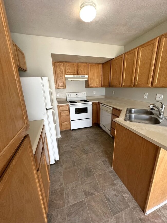 Building Photo - 3 Bed Duplex in Ogden – 18-Month Lease + 1...