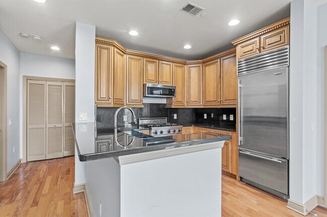 Foto del edificio - 7400 River Rd