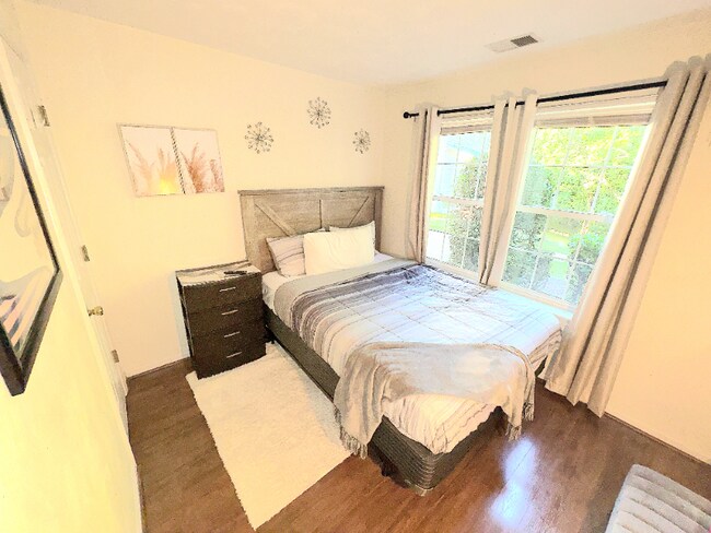 Building Photo - 2465 London Pointe Dr