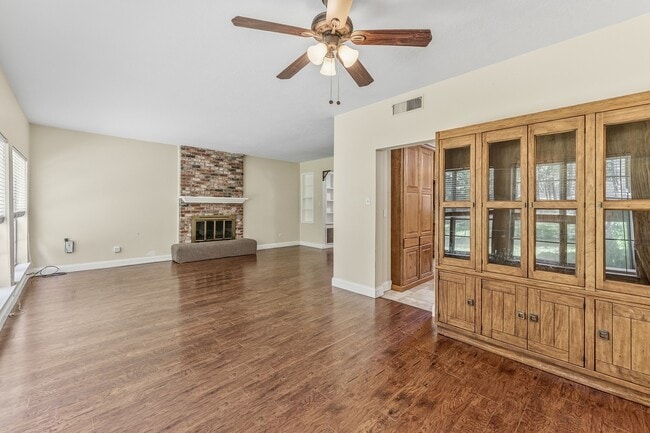 Building Photo - 401 Woodmont Dr