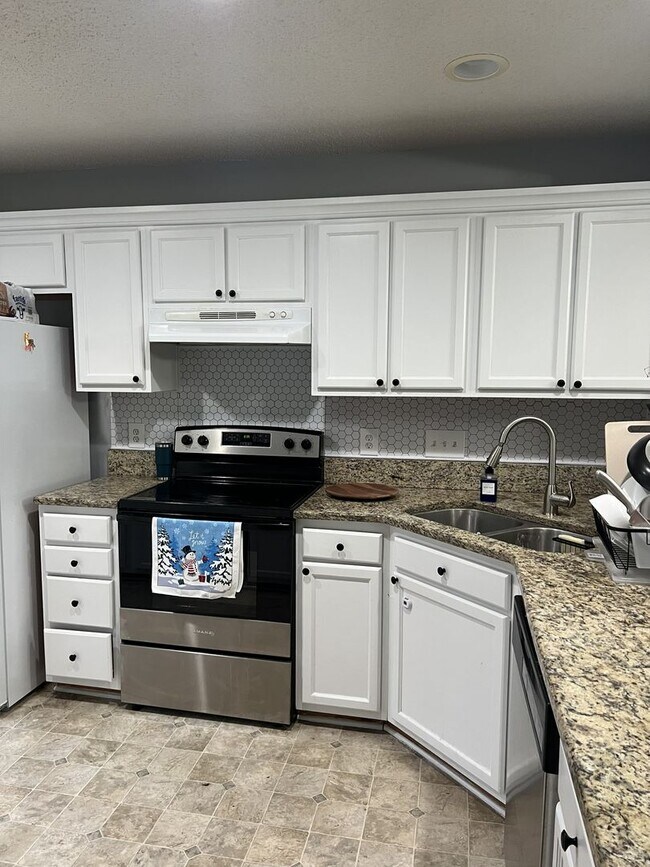 Building Photo - Spacious Townhome in Great Ballantyne location