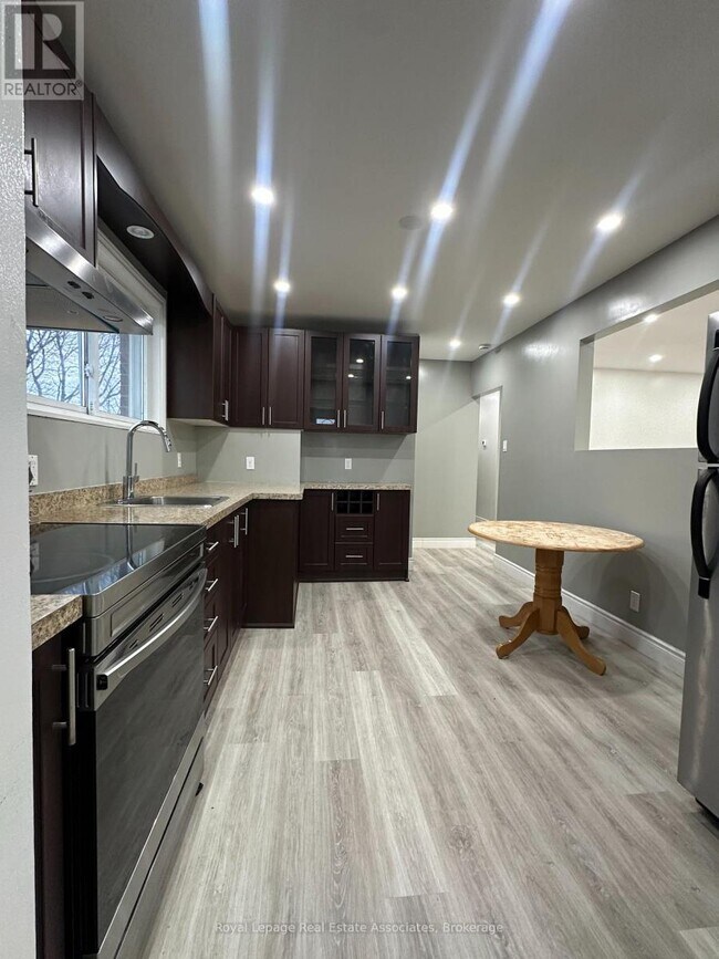 Building Photo - 25 Ashwood Crescent