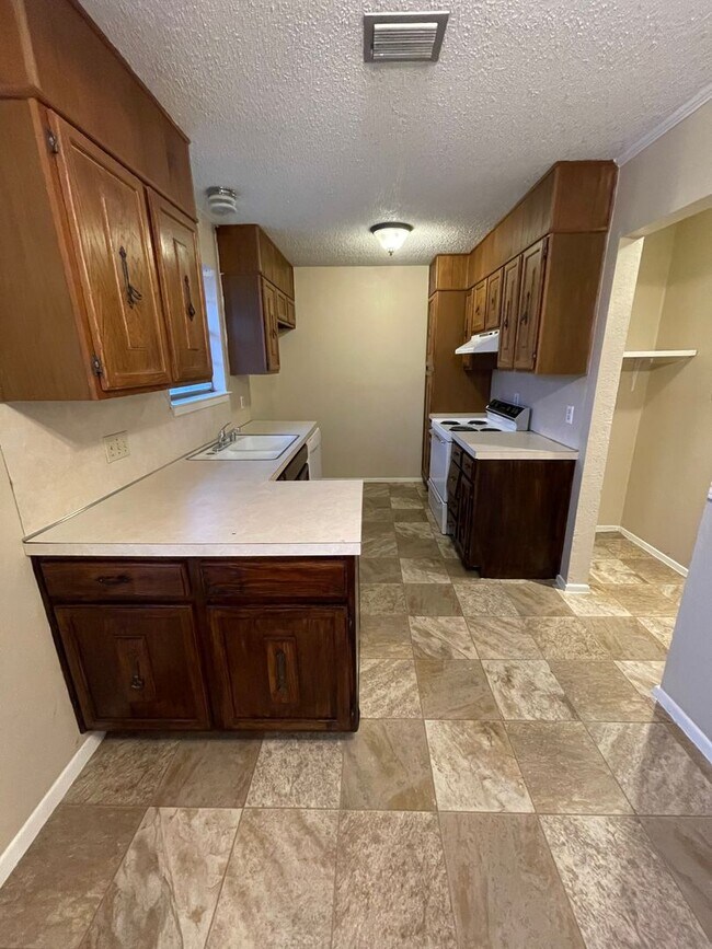 Foto del edificio - COMING SOON!  Family Home in Lawndale