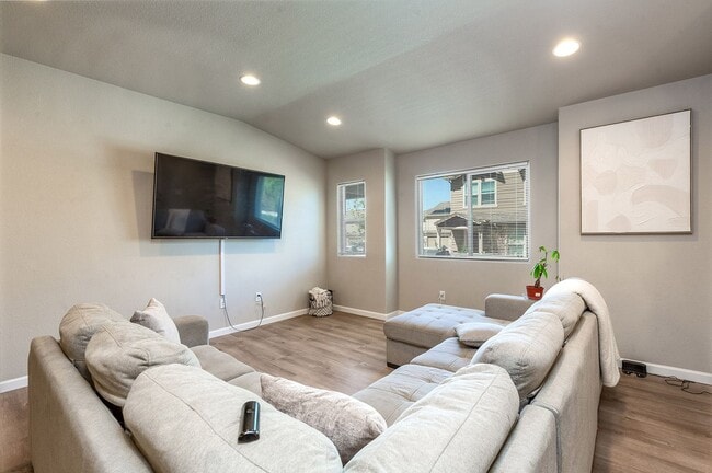 Building Photo - Townhouse Unit for Rent
