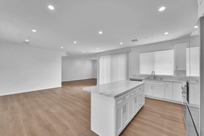 Foto del edificio - Modern Brand new 5-Bedroom Home for Lease ...